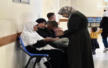 نازحون يتلقون الرعاية الطبية الأساسية في عيادات الأونروا بخانيونس، في ظل النقص المستمر بالإمدادات الطبية والأدوية