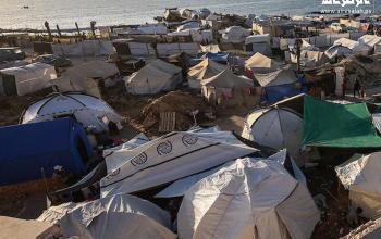 نازحون يقيمون خيامهم في ميناء الصيادين وشاطئ بحر مدينة غزة