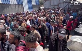 مواطنون يتجمعون للحصول على طعام مجاني من "تكية" في النصيرات وسط قطاع غزة