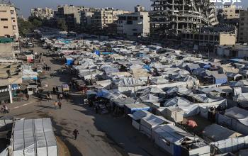 مشاهد لتكدس خيام النازحين في ساحة الجندي المجهول في حي الرمال وسط مدينة غزة