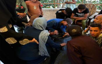 مواطنون يشيعون جثامين شهداء عائلة سحويل،في مجمع ناصر الطبي في خان يونس جنوب قطاع غزة