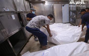 مواطنون يشيعون عدد من الشهداء في مستشفى الشفاء في مدينة غزة