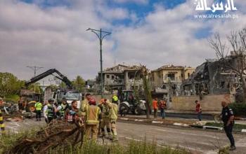 أضرار ودمار ضخم في مستوطنة "نيس تسيونا" على الساحل الفلسطيني المحتل بفعل الصواريخ الإيرانية.