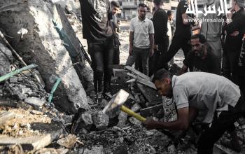 فرق الدفاع المدني والسكان ينتشلون عددا من الشهداء والإصابات بعد إستهداف الاحتلال لمبنى محطة وقود تأوي عددا من النازحين في مدينة غزة