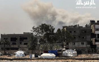 دخان يتصاعد جراء قصف الاحتلال لمنازل المواطنين في مدينة غزة