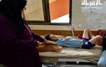 أطفال يتلقون الرعاية الطبية في مستشفى ناصر الطبي، وتشهد الحالة الصحية للأطفال تدهورًا مستمرًا بسبب النقص الحاد في الإمكانيات الطبية