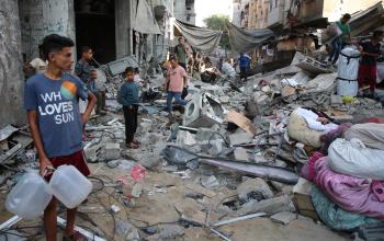 استهداف منزل يعود لعائلة الكُومي في مخيم الشاطئ غرب مدينة غزة