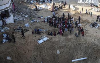 مواطنون يتفقدون الدمار الذي أصاب خيام النازحين بعد غارة جوية إسرائيلية بالقرب من مدرسة المأمونية