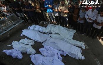 وداع وتشييع عدد من الشهداء في مستشفى الشفاء جراء القصف الإسرائيلي على مدرسة مصطفى حافظ والخيام المحيطة بها في مدينة غزة