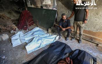 مواطنون ينتشلون عددا من الشهداء جراء قصف الاحتلال لمنازل المواطنين في حي الشيخ رضوان بمدينة غزة