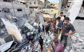 مواطنون يتفقدون الدمار جراء قصف الاحتلال الاسرائيلي لمنازل المواطنين في خان يونس جنوب قطاع غزة