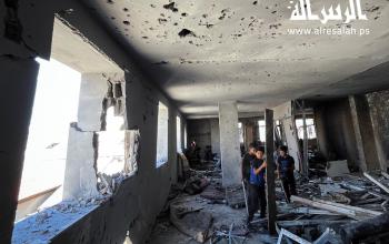 آثار الدمار الذي خلفه القصف الإسرائيلي على مبنى عيادة الرمال في مدينة غزة