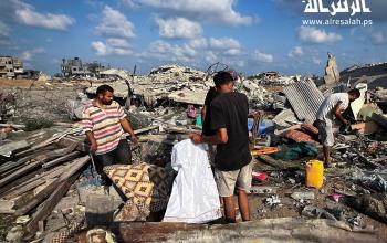 مواطنون يتفقدون الدمار جراء القصف الاسرائيلي على مخيم النصيرات وسط قطاع غزة