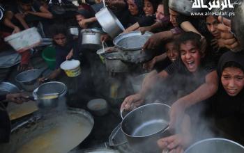التجويع والحصار يدفع المواطنين إلى زحام الطوابير للحصول على القليل من الطعام من "تكية" خيرية في مدينة غزة