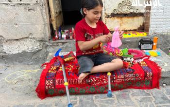 الطفلة ميرال البابلي(9 أعوام) تتلقى الرعاية من أسرتها في منزل أقاربهم بمخيم النصيرات بعد أن فقدت قدمها جراء القصف الاسرائيلي على منزلهم