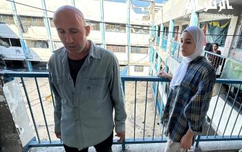 مواطنون يتفقدون الدمار الذي خلفه القصف الاسرائيلي على مدرسة تؤوي نازحين في خان يونس جنوب قطاع غزة