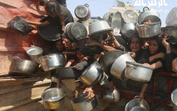 مواطنون جائعون يتزاحمون للحصول على القليل من الطعام من مطبخ خيري في مدينة غزة