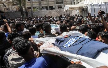 وداع وتشييع جثامين عدد من الشهداء الصحفيين في مستشفى ناصر الطبي جنوب قطاع غزة
