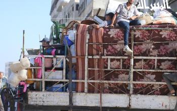 مواطنون ينزحون من مناطق شمال قطاع غزة بعد الضربات الجوية الاسرائيلية على منازل المواطنين شمال قطاع غزة