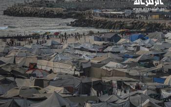 نازحون يعيشون في خيام على أنقاض المنازل المدمرة وعلى شاطئ البحر في غزة وسط ظروف قاسية