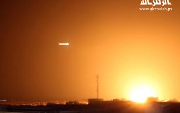 تصاعد الدخان والنار جراء القصف الإسرائيلي على خان يونس جنوب قطاع غزة