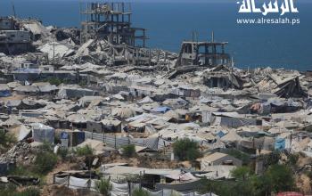 نازحون يعيشون وسط ظروف صعبة داخل خيام الإيواء المقامة على شاطيء بحر غزة