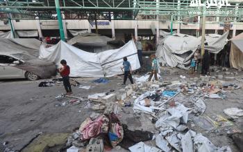 مواطنون يتفقدون الدمار جراء القصف الإسرائيلي على مدرسة الماجدة وسيلة التي تؤوي نازحين في مدينة غزة