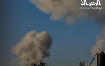 دخان يتصاعد جراء القصف الإسرائيلي وعمليات النسف شرق مدينة غزة