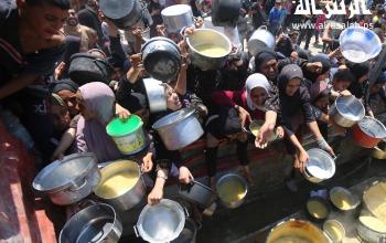 مواطنون يتجمعون للحصول على الطعام المجاني من تكية خيرية في مدينة غزة