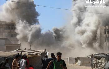 تصاعد أعمدة الدخان واللهب في أعقاب قصف إسرائيلي استهدف عمارة سكنية غرب مدينة غزة