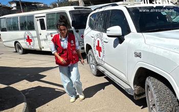 الصليب الأحمر ينقل معتقلين من قطاع غزة لمستشفى الأقصى بعد إطلاق سراحهم من سجون الاحتلال الإسرائيلي