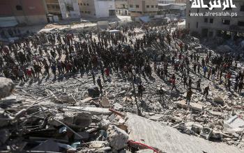 مواطنون يتفقدون الدمار الهائل الذي خلتفه غارة إسرائيلية استهدفت عمارة الرؤيا غرب مدينة غزة