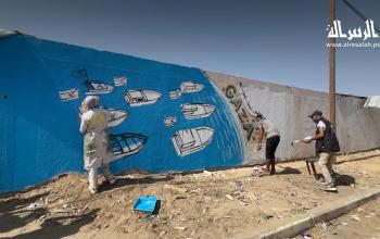 فنانون في غزة يجسدون "أسطول الصمود العالمي" بجدارية في دير البلح