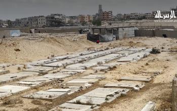 حين يصبح القبر بيتًا.. نازحون فلسطينيون يعيشون بين الأموات في خان يونس