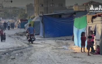 النازحون في دير البلح يواجهون ظروفًا إنسانية صعبة داخل الخيام