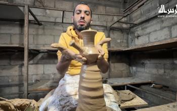 يعمل أساتذة الفخار الفلسطينيون في ورشتهم الصغيرة، وينتجون قطعًا فنية