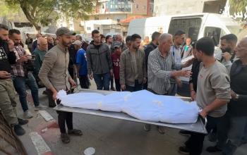 أهالي الشهداء الفلسطينيين الذين فقدوا أرواحهم جراء الهجمات الإسرائيلية يشيعون جثمانهم خلال مراسم التشييع في مستشفى الشفاء