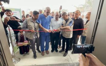 مسؤولون وأطباء من وزارة الصحة الفلسطينية يفتتحون مركز هند دغمة لغسيل الكلى في مستشفى ناصر بخان يونس