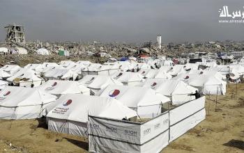 منظر عام لخيام النازحين وسط الدمار في حي الزيتون جنوب شرق مدينة غزة