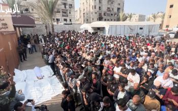 مراسم تشييع جنازة ثمانية فلسطينيين في مستشفى ناصر بعد هجوم إسرائيلي.