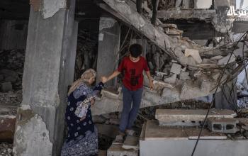 عائلة فلسطينية تعيش بين ركام مدرسة قصفها الاحتلال بغزة