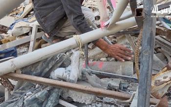 نازحون فلسطينيون يحتمون داخل مدرسة حيفا في خان يونس على الرغم من وجود ذخائر غير منفجرة منتشرة في أنحاء المدرسة