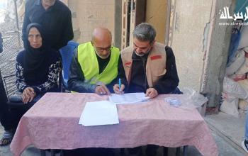 قامت اللجنة الشعبية للاجئين في مخيم الشاطئ بغزة بالتعاون مع جمعية المركز العلمي الخيري بتوزيع 400 كيس طحين على أسر المخيم