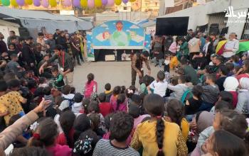 يشارك الأطفال في الأنشطة التي ينظمها مهرجان غزة السينمائي ولحظات الفرح للشباب الذين يعيشون في ظروف إنسانية قاسية في حي الرمال بمدينة غزة