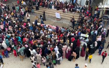 فلسطينيون يشاركون في حفل تكريم طلاب الثانوية العامة الذين فقدوا آباءهم خلال الحرب، والذي أقيم في النصيرات