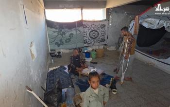 نازحون فلسطينيون يعودون إلى ملاجئهم داخل المباني المدرسية المدمرة شرق خان يونس، بالقرب من خط الفصل الأصفر