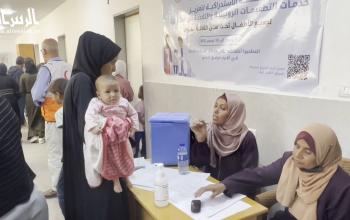 أطلقت اليونيسيف بالتعاون مع جمعية الهلال الأحمر  حملة تطعيم جديدة للأطفال في عيادة صحية بخان يونس