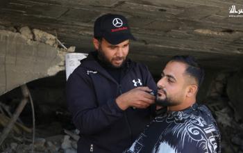 حلّاق في غزة يتحدّى الدمار ويواصل عمله تحت أنقاض مدينة منهكة