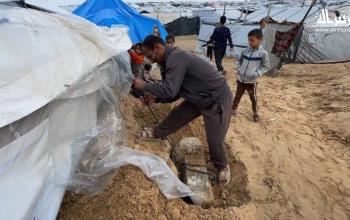 نازحو المواصي يرممون خيامهم بعد تضررها بالمنخفض