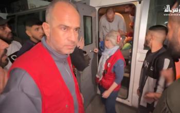 الأسرى الفلسطينيون المفرج عنهم من قبل جيش الاحتلال الإسرائيلي يتم نقلهم إلى مستشفى شهداء الأقصى